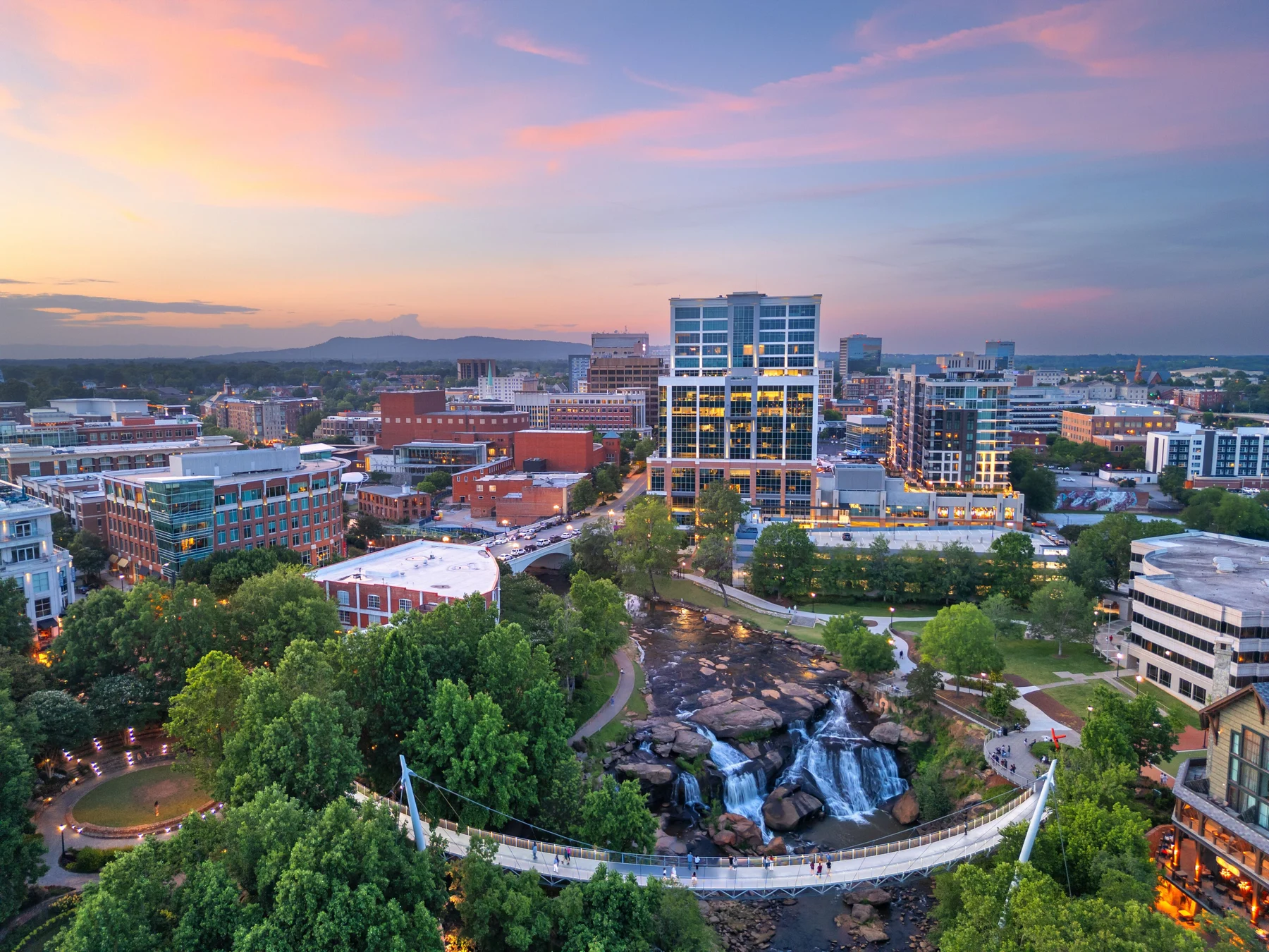 Liberty Bridge y la cascada de Falls Park en Greenville